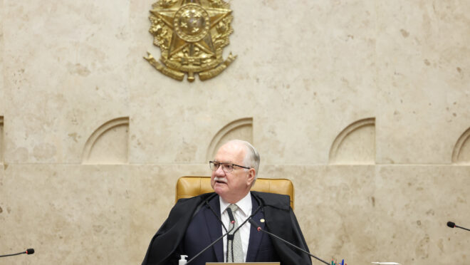 Min. Edson Fachin em plenário informando a decisão do tema 1.071, Recurso Extraordinário 1.050.597